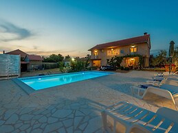 Holiday Home in Lisicic With Pool