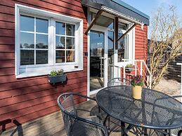 Charming Cottage Near Lake