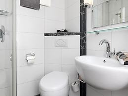 Comforts Near Seaside Charm