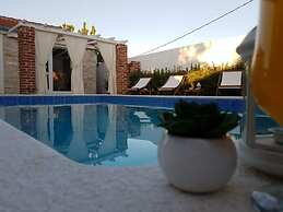 Villa With Private Pool and Terrace