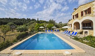 Country House in Spain With Pool & Mountain Views