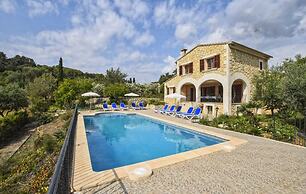 Country House in Spain With Pool & Mountain Views