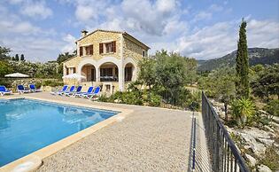 Country House in Spain With Pool & Mountain Views