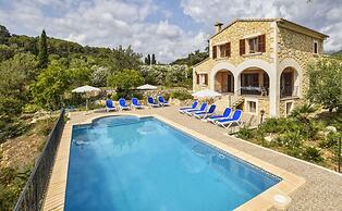 Country House in Spain With Pool & Mountain Views