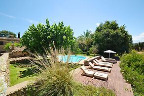 Villa in Buger With Pool and Scenic Views