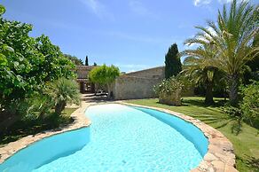 Villa in Buger With Pool and Scenic Views