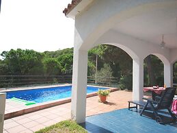 Peaceful Villa in Canyelles With Swimming Pool