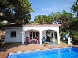 Peaceful Villa in Canyelles With Swimming Pool