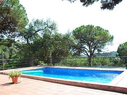 Peaceful Villa in Canyelles With Swimming Pool