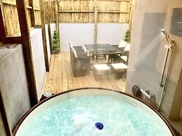 Victory Luxury Hot Tub House