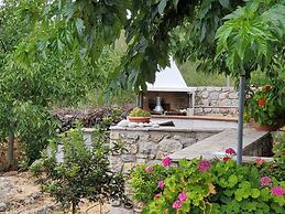 Holiday Home With Garden in Leonidio