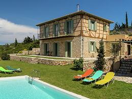 Charming, Warm Vacation Home, Private Pool, Privacy and Seaview, West 