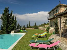 Charming, Warm Vacation Home, Private Pool, Privacy and Seaview, West 