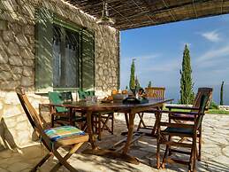 Charming, Warm Vacation Home, Private Pool, Privacy and Seaview, West 
