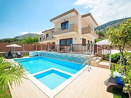3 Villas Next to Each Other with Pool & Sea View