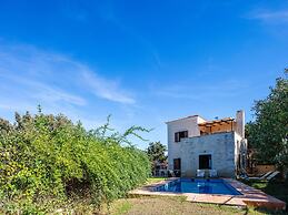 Villa in Prines With White Mountains View