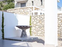 Villa in Rhodes With Infinity Pool & BBQ