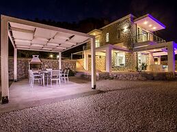 Villa in Rhodes With Infinity Pool & BBQ