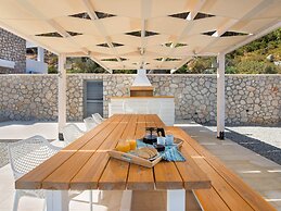 Villa in Rhodes With Infinity Pool