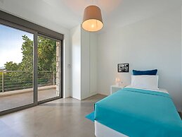 Villa in Rhodes With Infinity Pool