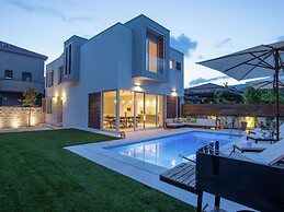 Luxurious Villa With Private Pool and Garden