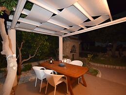 Comfortable Apartment With Balcony and Outdoor Kitchen