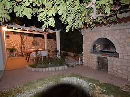 Comfortable Apartment With Balcony and Outdoor Kitchen