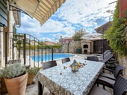 Lovely Stone House With Private Swimming Pool