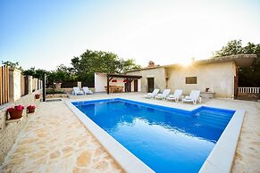 Apartment in Slivnica With Private Pool