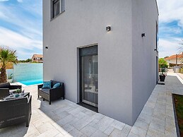 Villa in Zaton With Swimming Pool