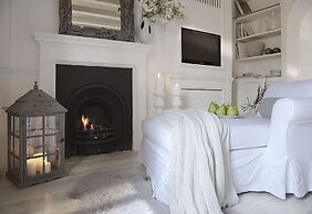 White Home by Mmega