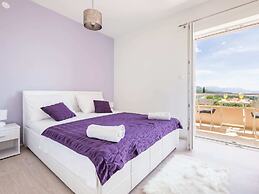 Sea-view Retreat, Kastel