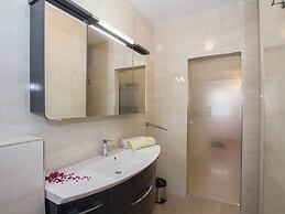 Apartment 5 km From Trogir's Center