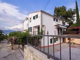 Apartment 5 km From Trogir's Center
