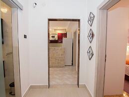 Apartment 5 km From Trogir's Center