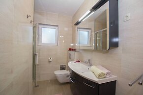 Apartment 5 km From Trogir's Center