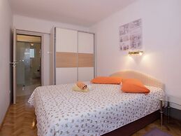 Apartment 5 km From Trogir's Center