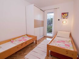 Apartment 5 km From Trogir's Center