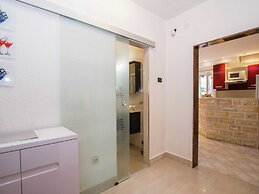 Apartment 5 km From Trogir's Center