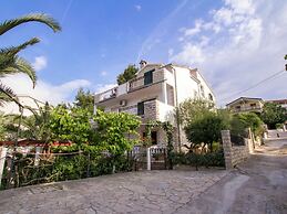 Apartment 5 km From Trogir's Center