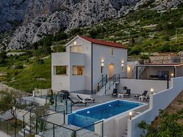 Stunning Villa in Drasnice With Private Pool