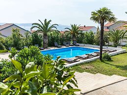 Modern Holiday Home With Pool