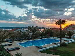 Modern Holiday Home With Pool