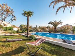 Modern Holiday Home With Pool
