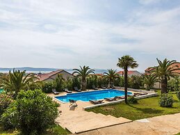 Modern Holiday Home With Pool
