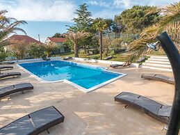 Modern Holiday Home With Pool
