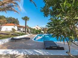 Modern Holiday Home With Pool