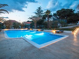 Modern Holiday Home With Pool