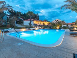 Modern Holiday Home With Pool
