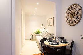 Phaedrus Living: City Luxury Flat Mavromichali